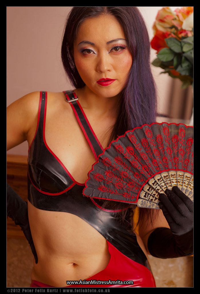 Mistress Amrita black and red latex (4)