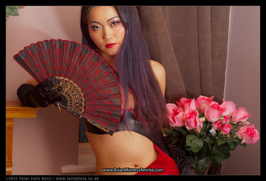 Mistress Amrita black and red latex (3)